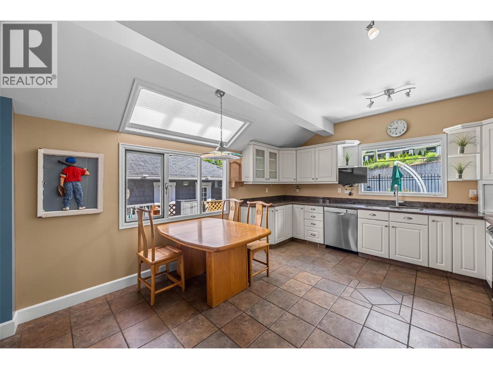 141 Connaught Road, Kamloops, BC - Indoor Photo Showing Kitchen