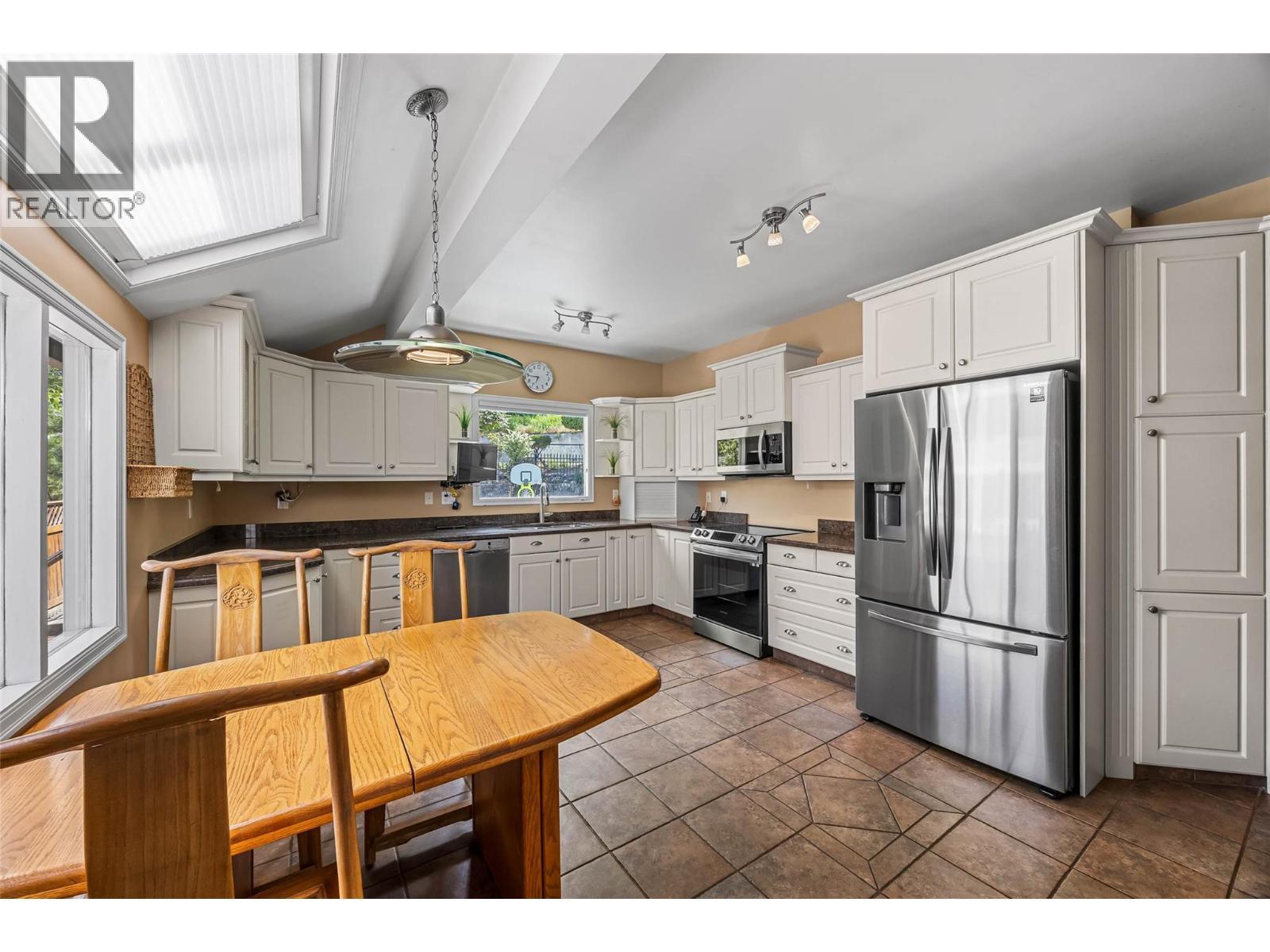 141 Connaught Road, Kamloops, BC - Indoor Photo Showing Kitchen