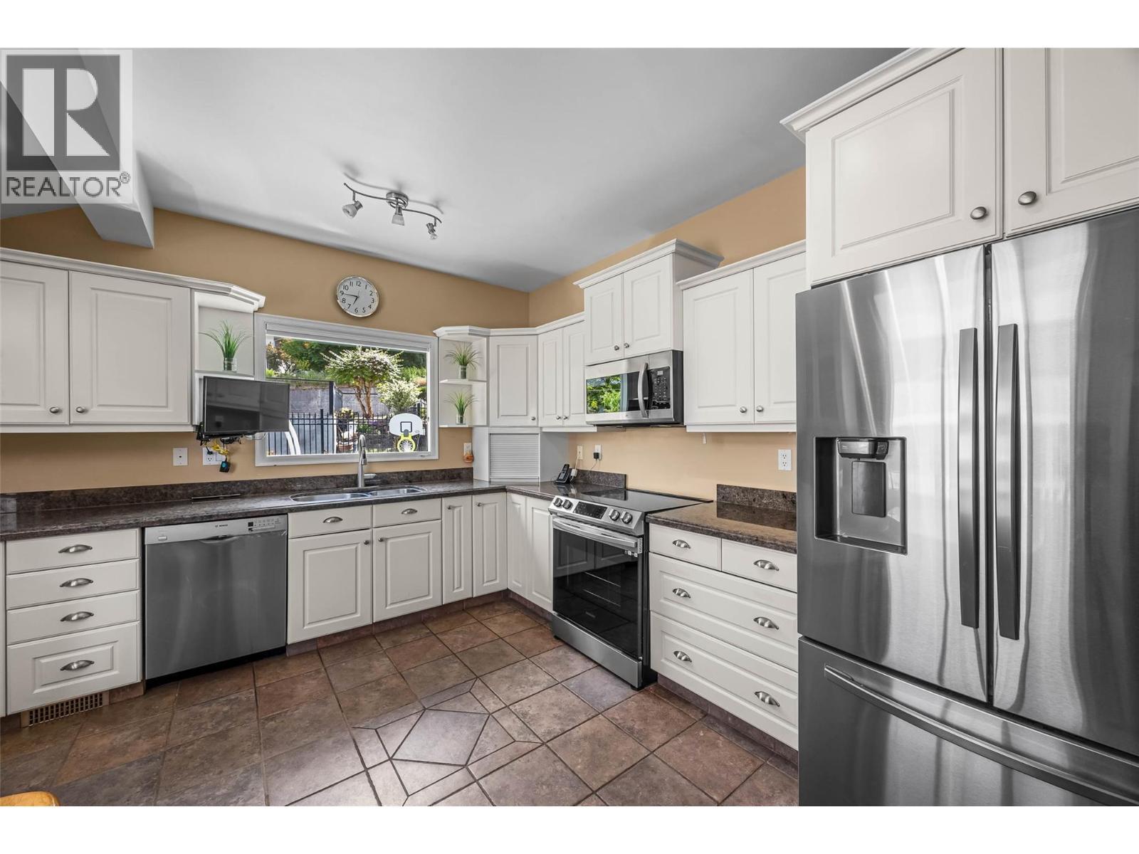 141 Connaught Road, Kamloops, BC - Indoor Photo Showing Kitchen