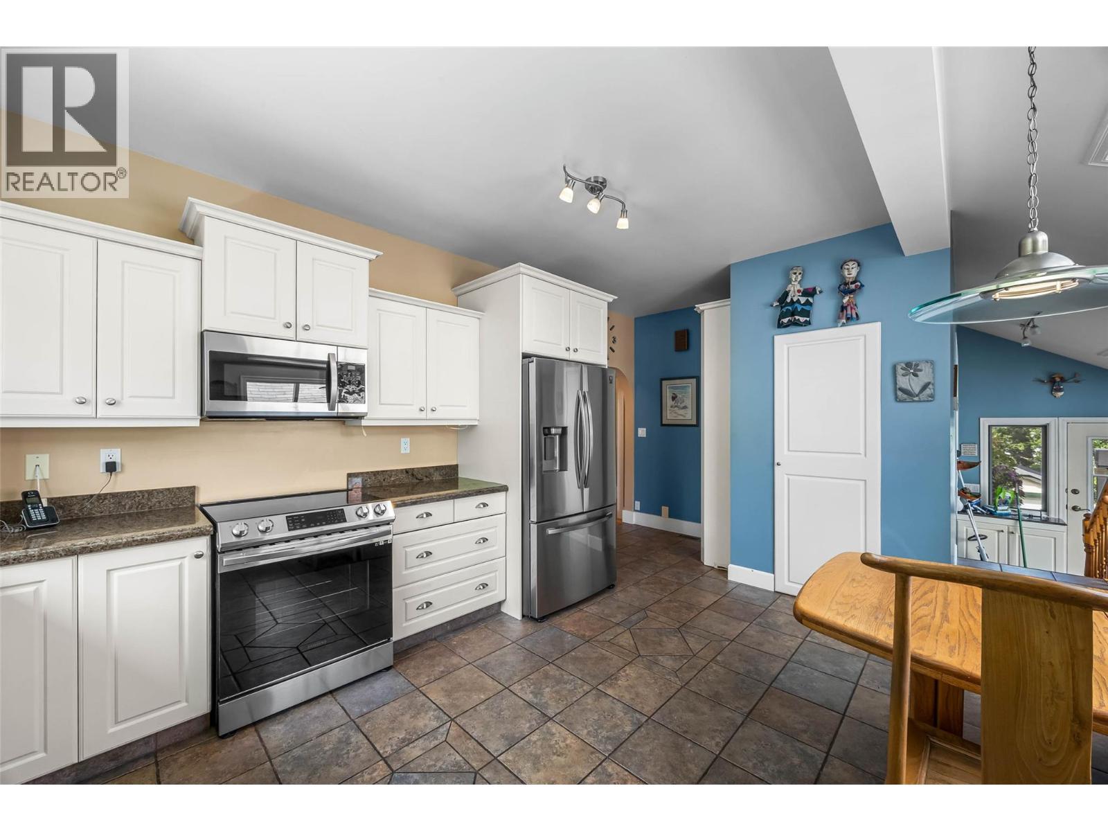 141 Connaught Road, Kamloops, BC - Indoor Photo Showing Kitchen