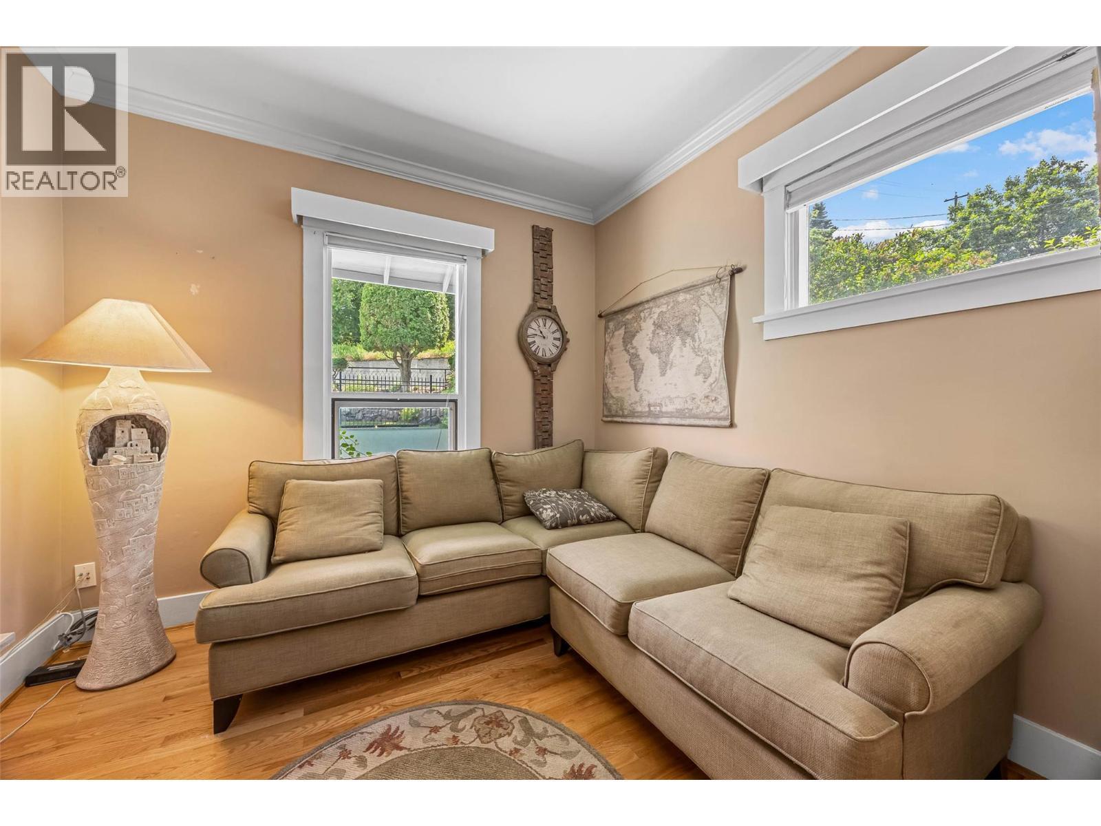 141 Connaught Road, Kamloops, BC - Indoor Photo Showing Living Room