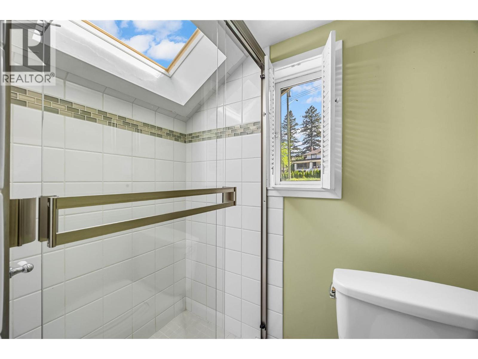 141 Connaught Road, Kamloops, BC - Indoor Photo Showing Bathroom