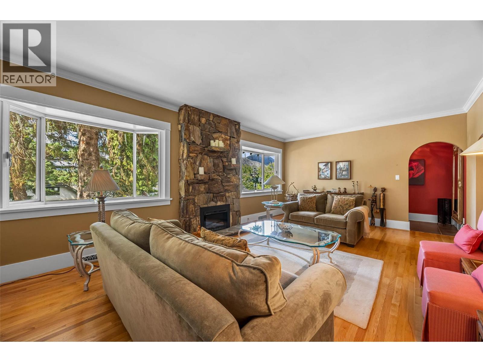 141 Connaught Road, Kamloops, BC - Indoor Photo Showing Living Room With Fireplace