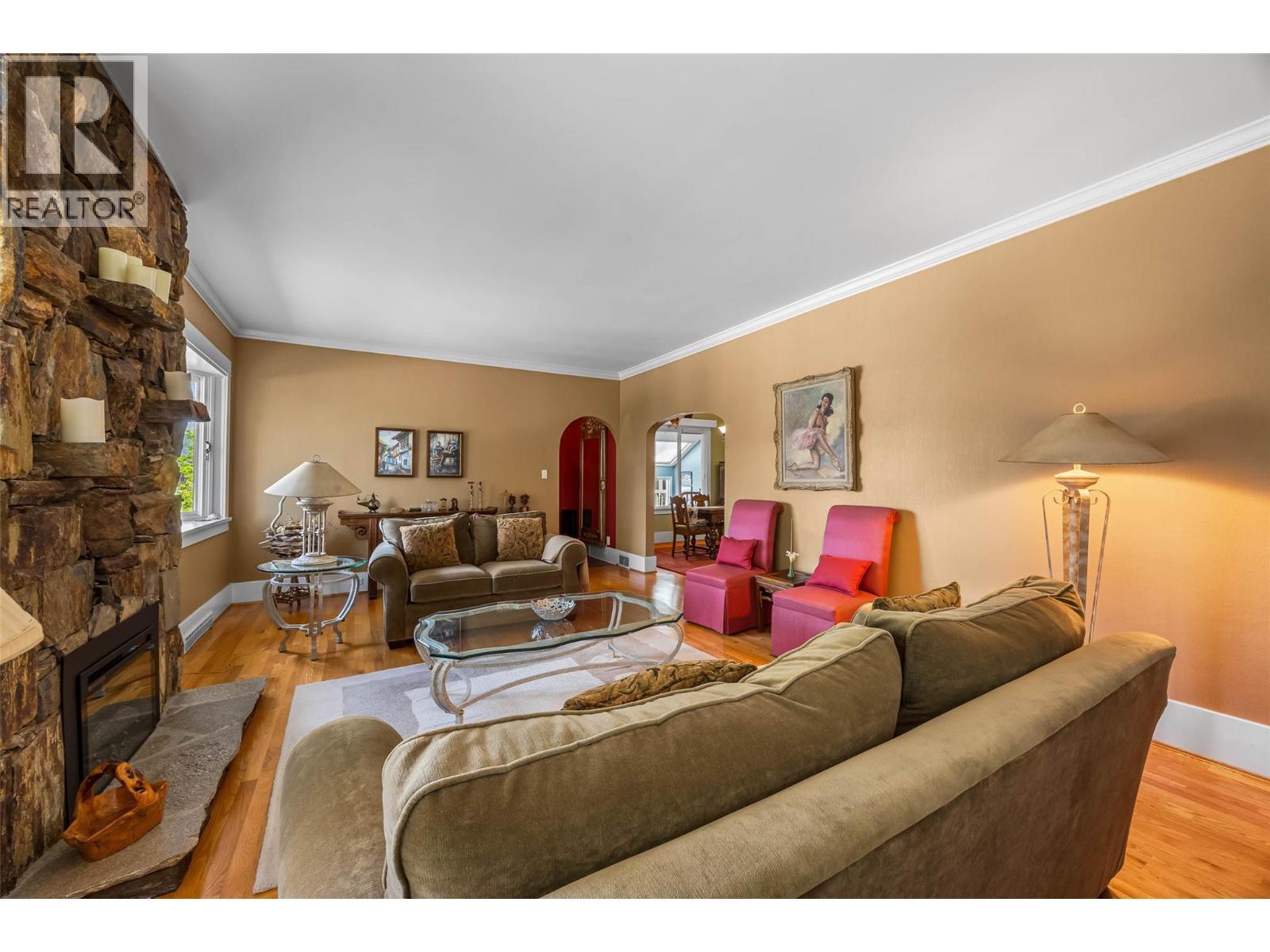 141 Connaught Road, Kamloops, BC - Indoor Photo Showing Living Room