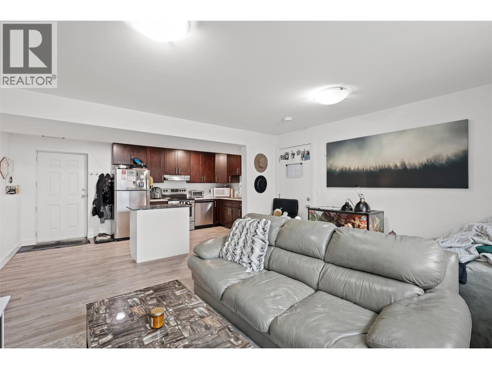 356 Mcgowan Avenue, Kamloops, BC - Indoor Photo Showing Living Room