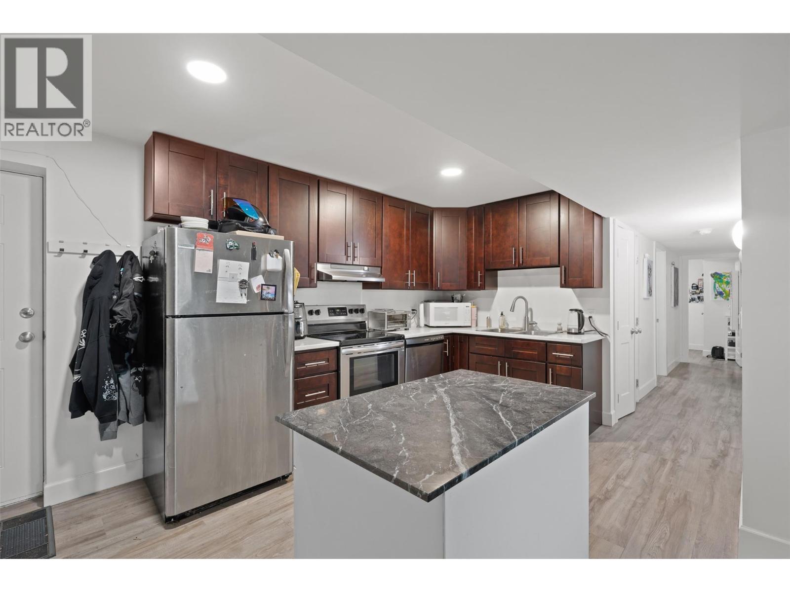 356 Mcgowan Avenue, Kamloops, BC - Indoor Photo Showing Kitchen