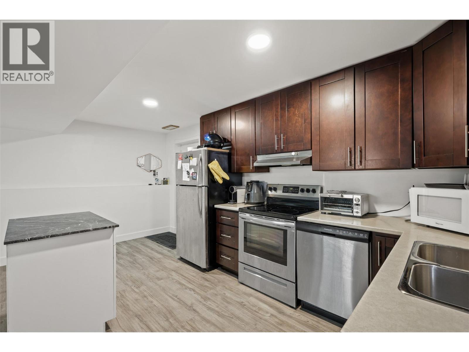 356 Mcgowan Avenue, Kamloops, BC - Indoor Photo Showing Kitchen With Double Sink