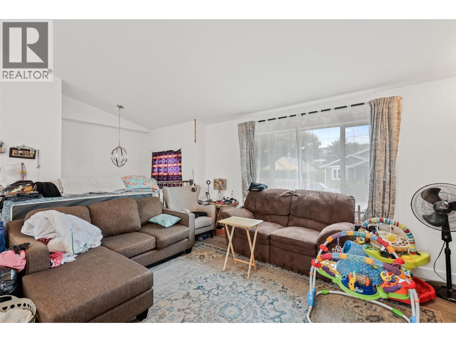 356 Mcgowan Avenue, Kamloops, BC - Indoor Photo Showing Living Room