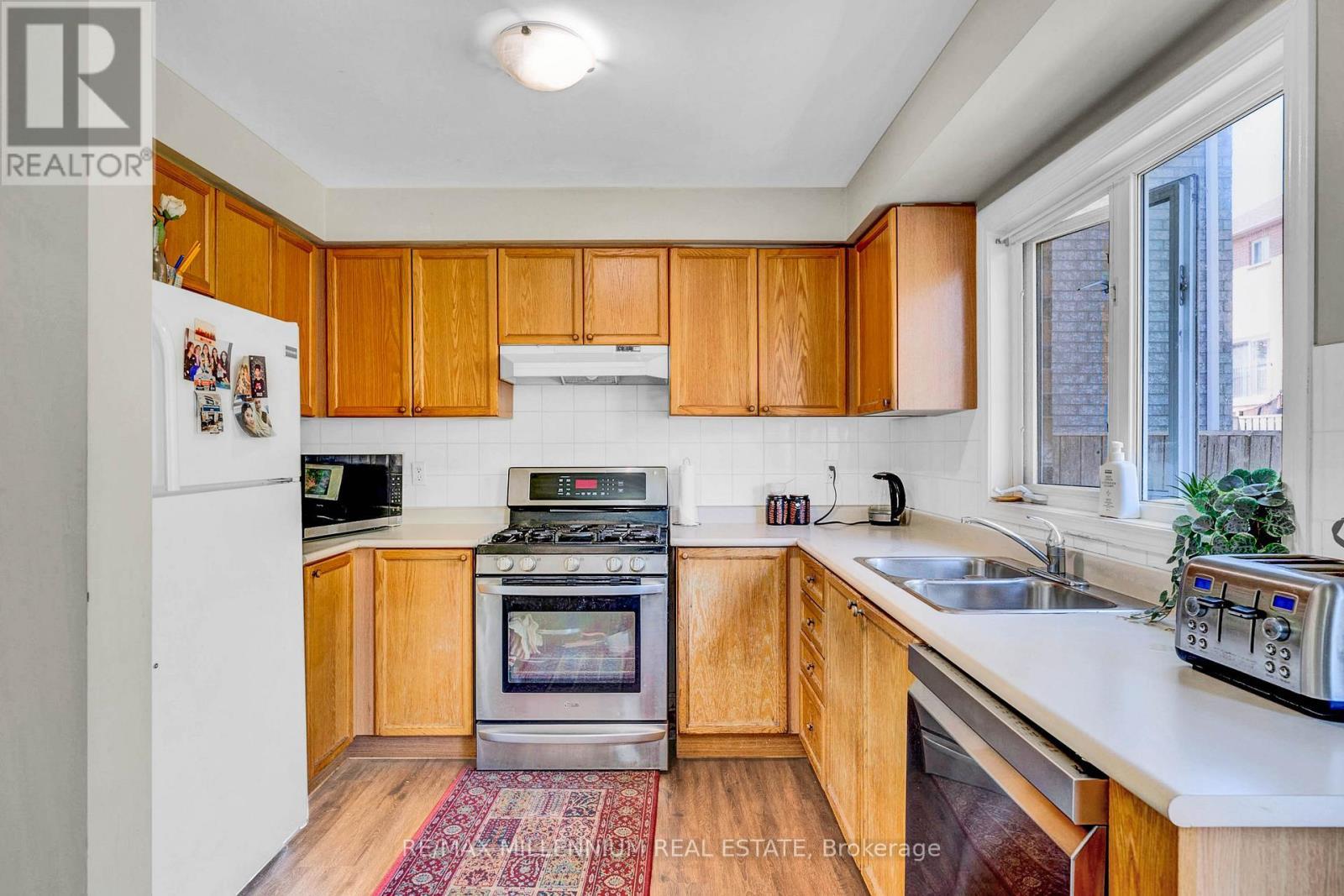 10 Mainland Crescent E, Vaughan, ON - Indoor Photo Showing Kitchen With Double Sink