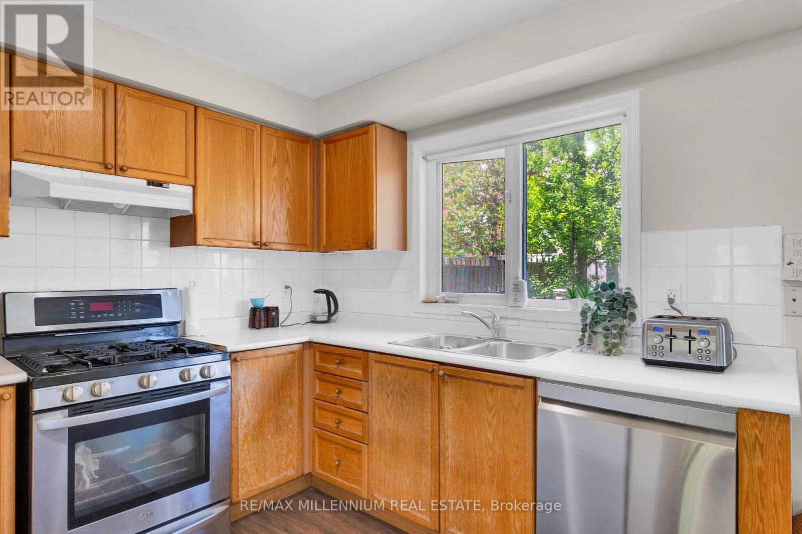 10 Mainland Crescent E, Vaughan, ON - Indoor Photo Showing Kitchen With Double Sink