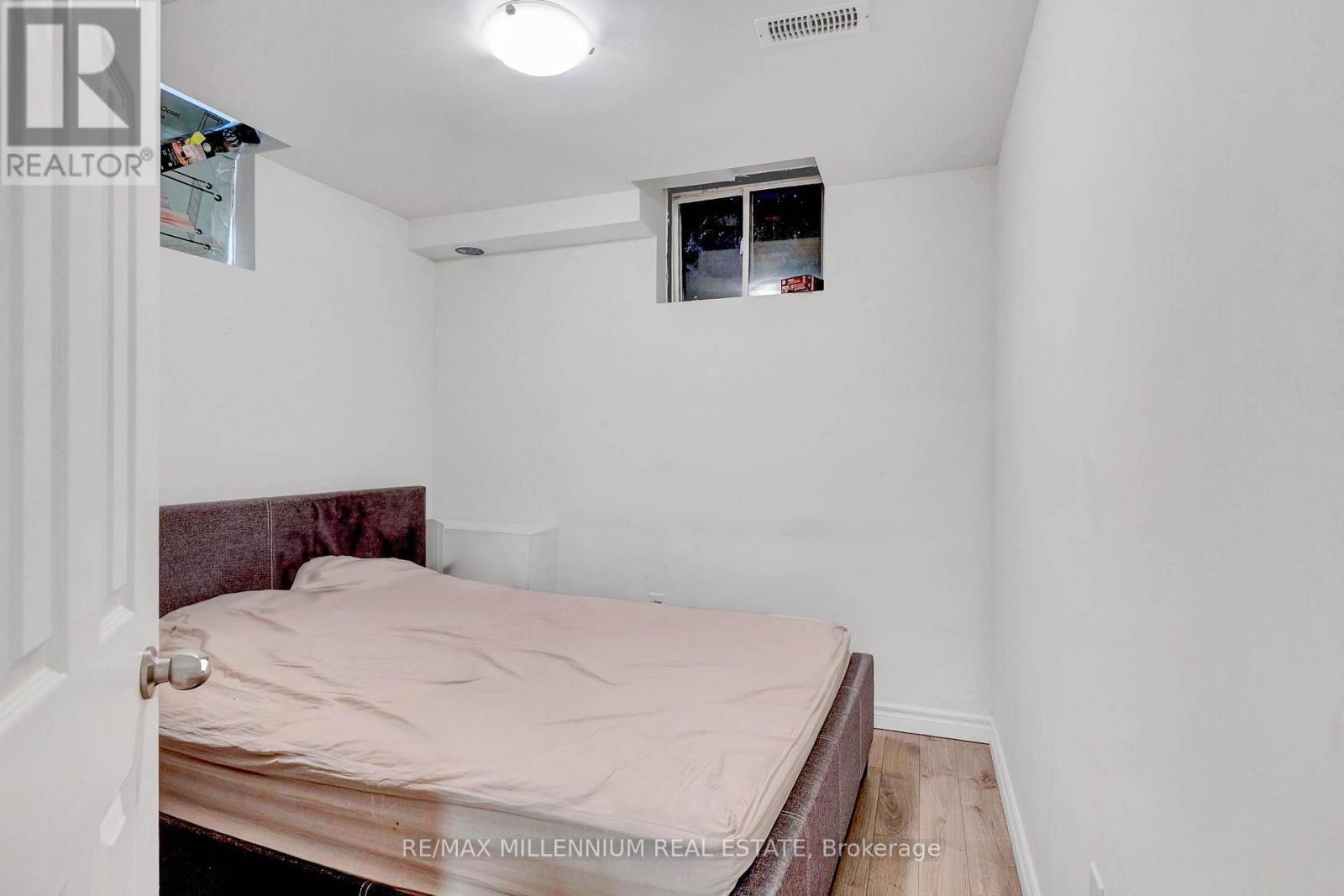 10 Mainland Crescent E, Vaughan, ON - Indoor Photo Showing Bedroom