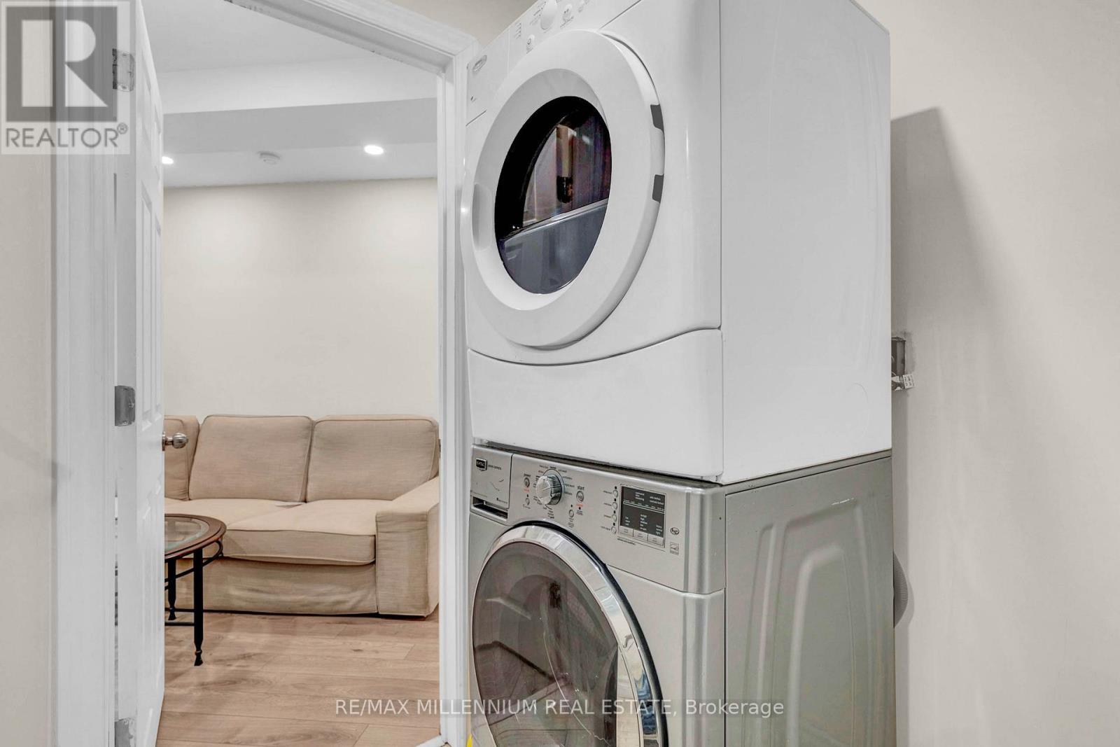 10 Mainland Crescent E, Vaughan, ON - Indoor Photo Showing Laundry Room