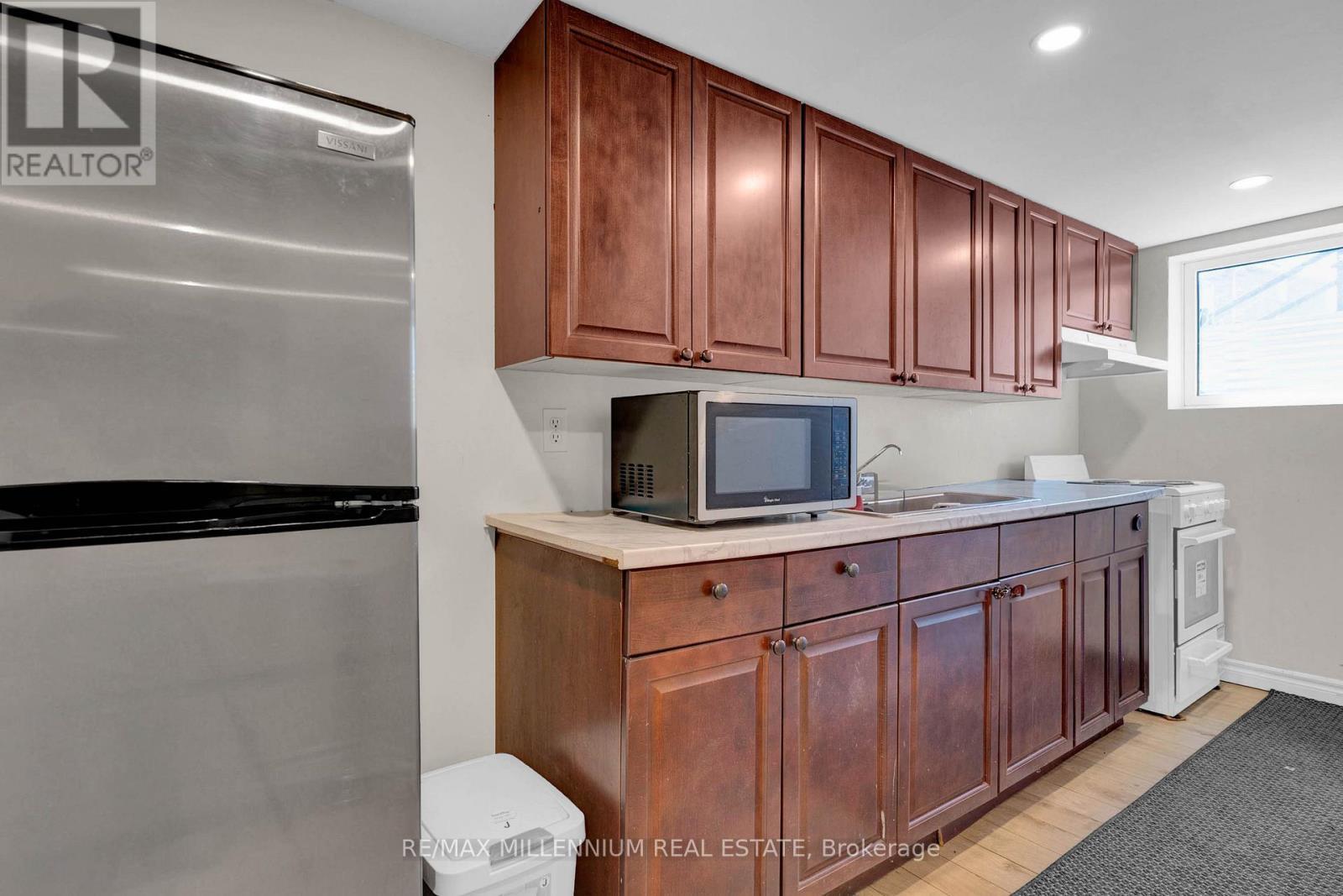 10 Mainland Crescent E, Vaughan, ON - Indoor Photo Showing Kitchen