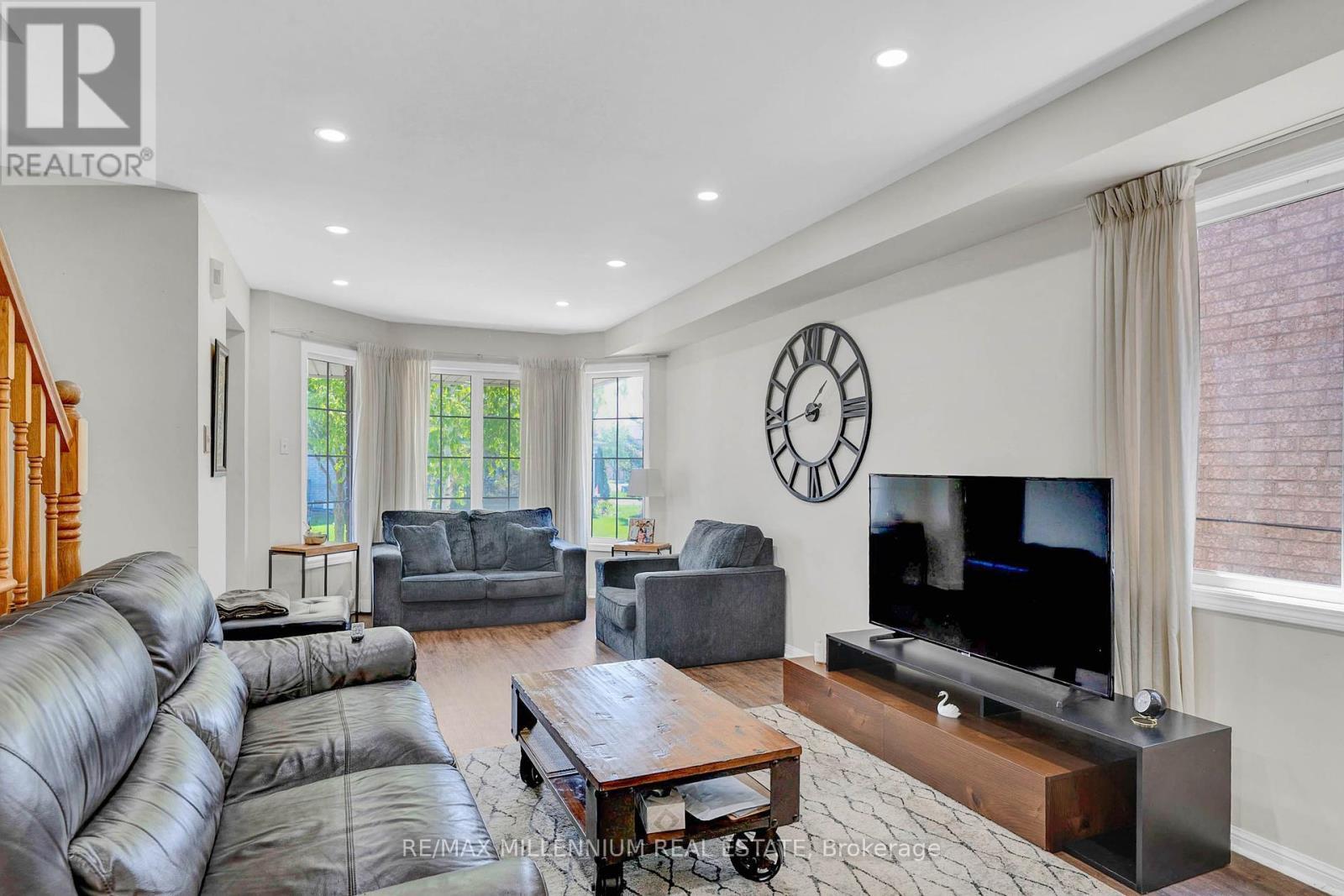 10 Mainland Crescent E, Vaughan, ON - Indoor Photo Showing Living Room