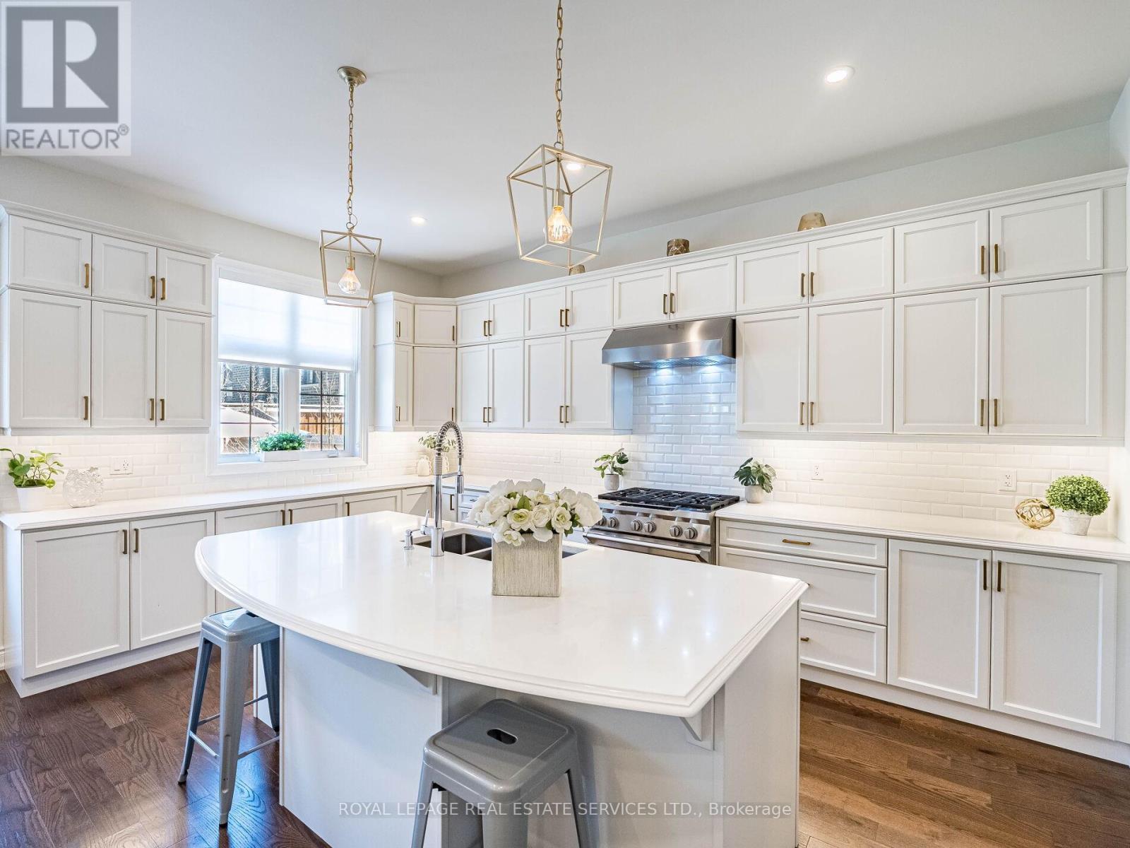 23 Grace Lake Court, Vaughan, ON - Indoor Photo Showing Kitchen With Double Sink With Upgraded Kitchen