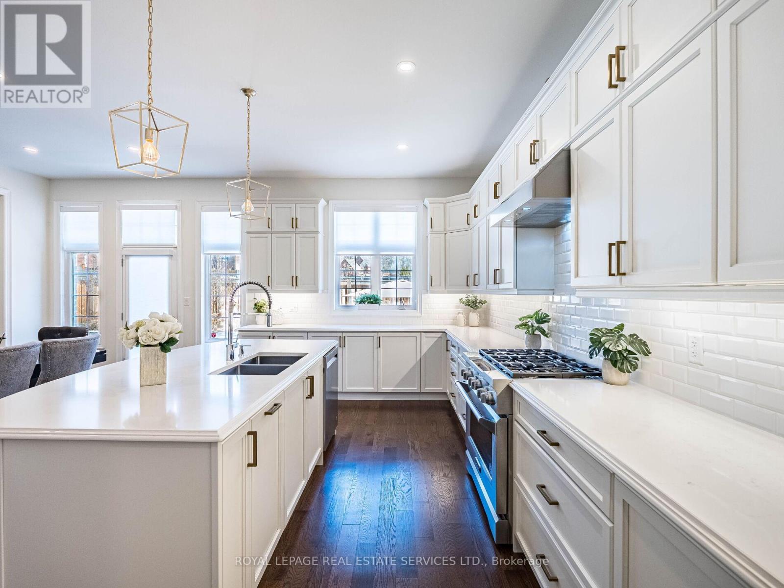 23 Grace Lake Court, Vaughan, ON - Indoor Photo Showing Kitchen With Double Sink With Upgraded Kitchen