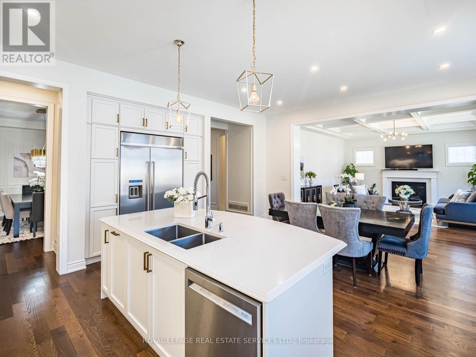 23 Grace Lake Court, Vaughan, ON - Indoor Photo Showing Kitchen With Double Sink With Upgraded Kitchen