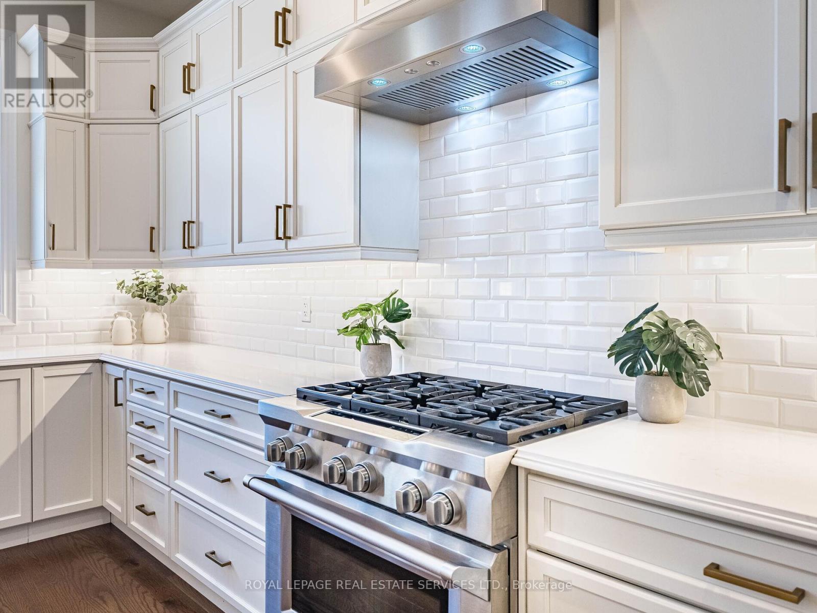 23 Grace Lake Court, Vaughan, ON - Indoor Photo Showing Kitchen With Upgraded Kitchen