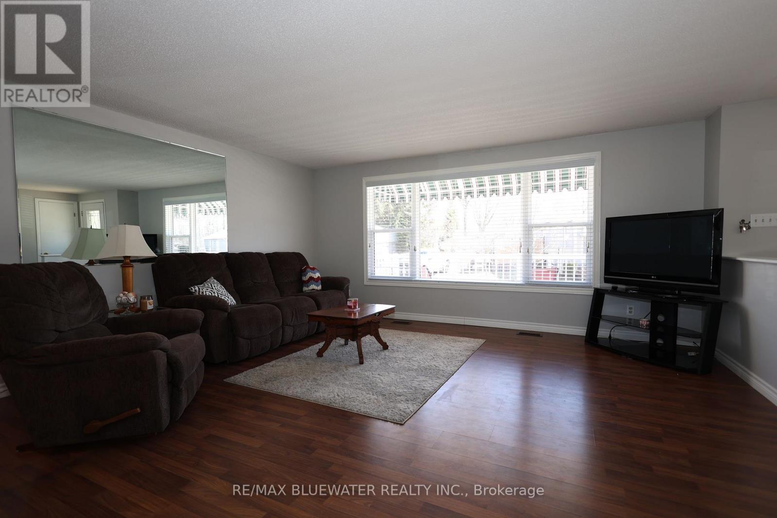 313 Pinetree Lane, South Huron (Stephen), ON - Indoor Photo Showing Living Room