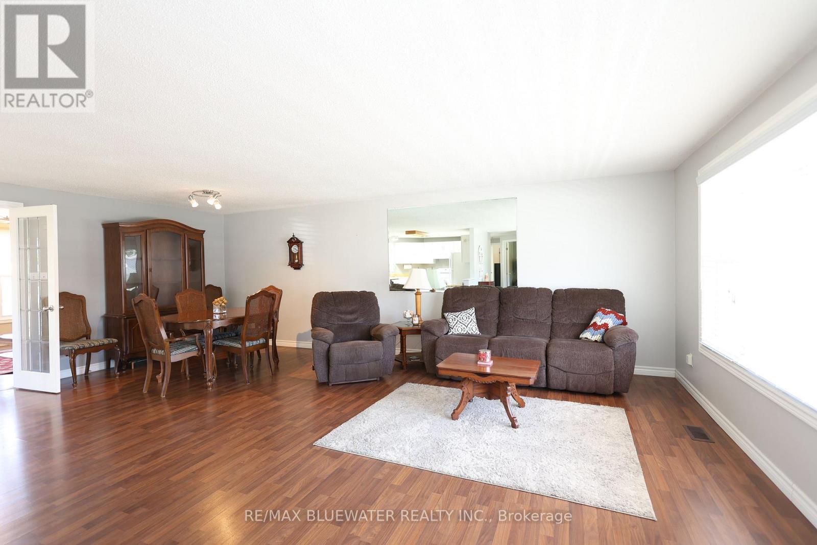 313 Pinetree Lane, South Huron (Stephen), ON - Indoor Photo Showing Living Room