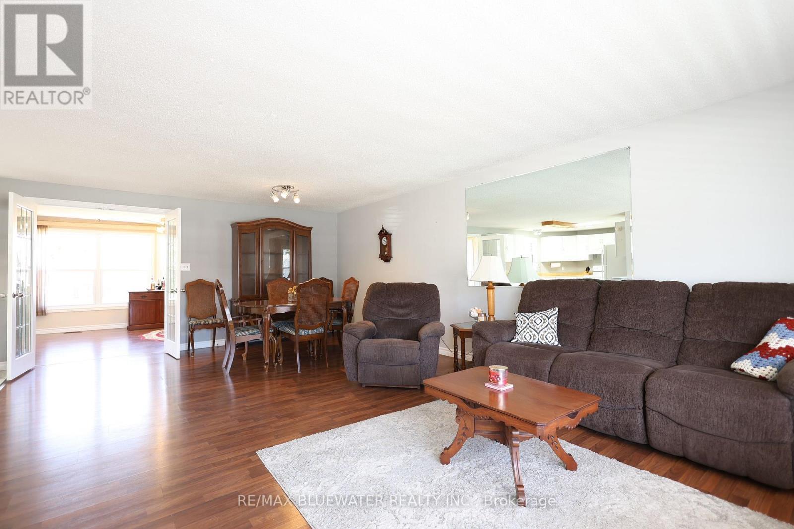 313 Pinetree Lane, South Huron (Stephen), ON - Indoor Photo Showing Living Room