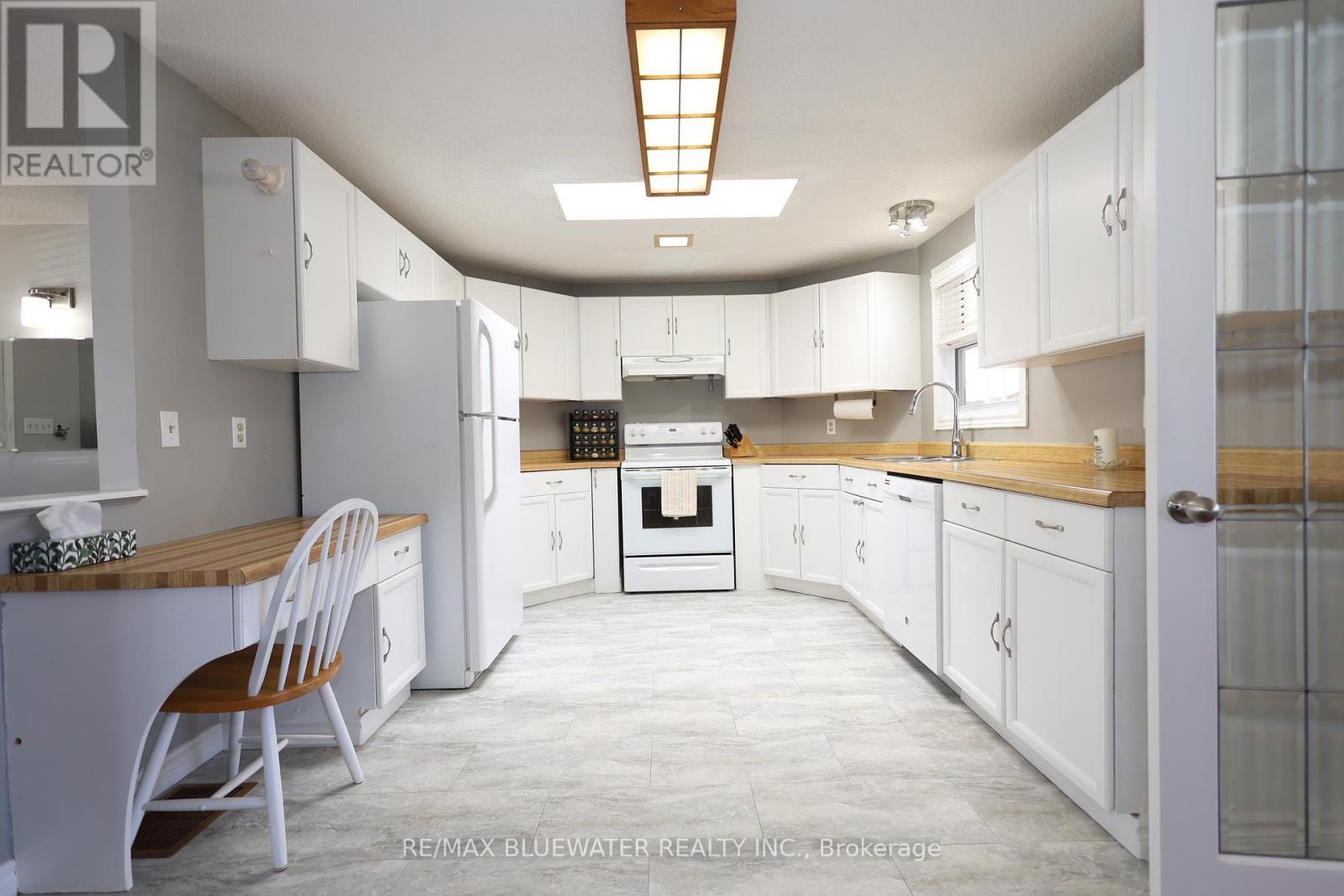 313 Pinetree Lane, South Huron (Stephen), ON - Indoor Photo Showing Kitchen