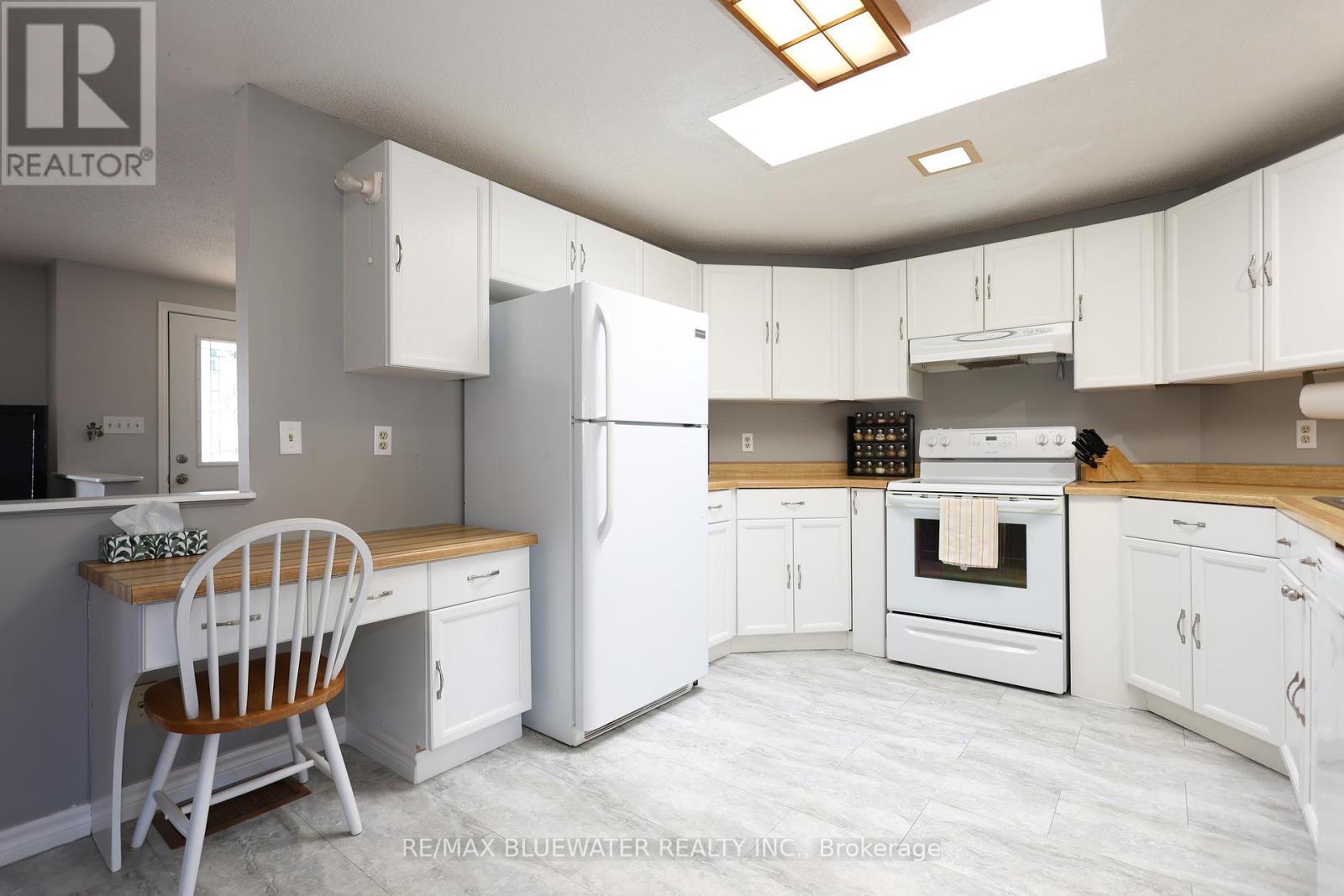 313 Pinetree Lane, South Huron (Stephen), ON - Indoor Photo Showing Kitchen