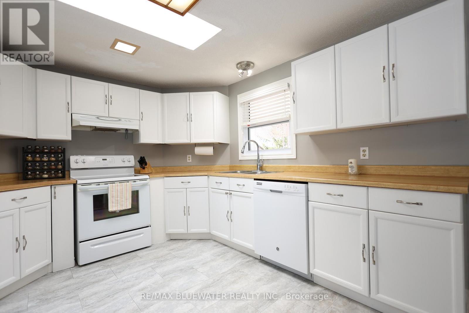 313 Pinetree Lane, South Huron (Stephen), ON - Indoor Photo Showing Kitchen
