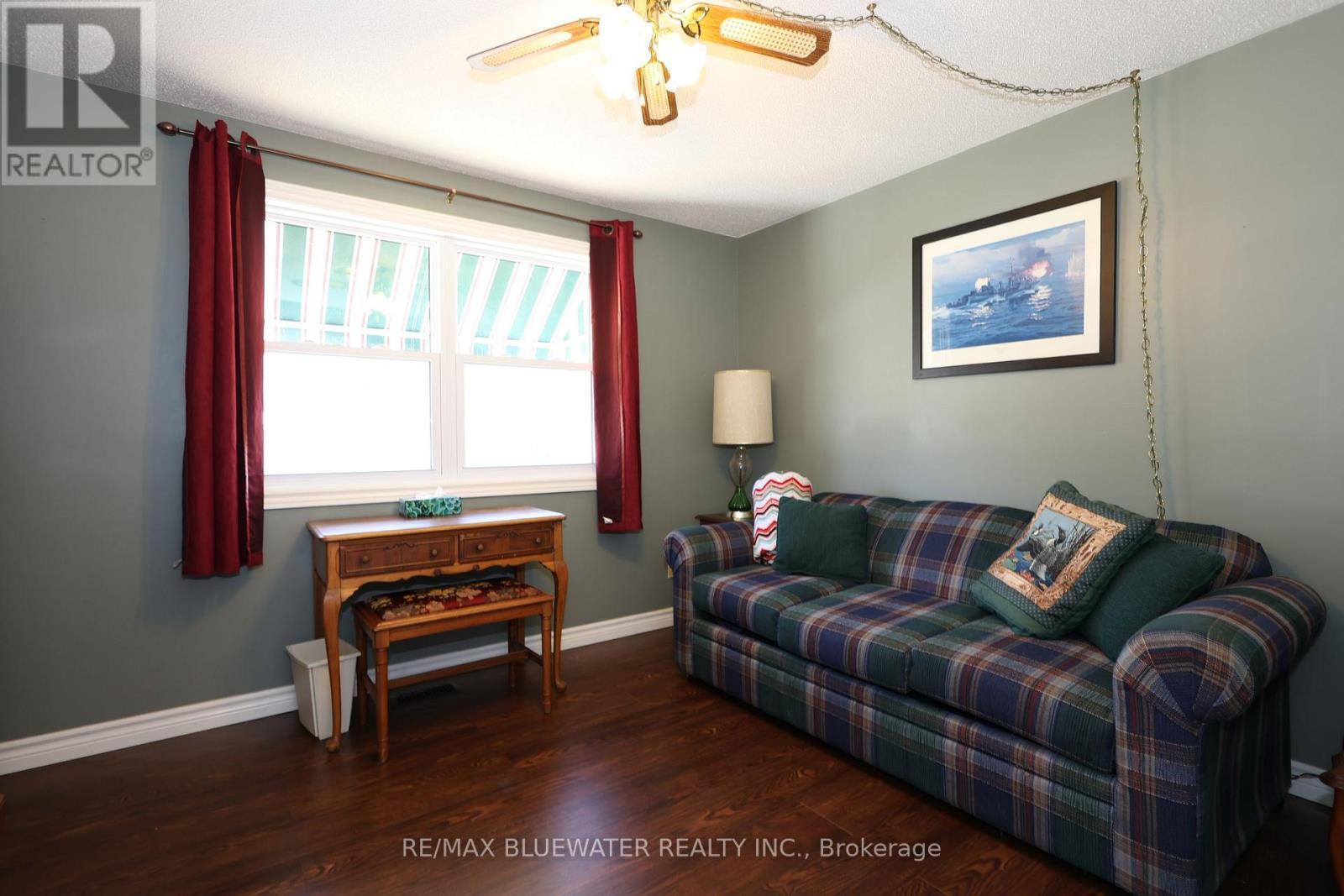 313 Pinetree Lane, South Huron (Stephen), ON - Indoor Photo Showing Living Room