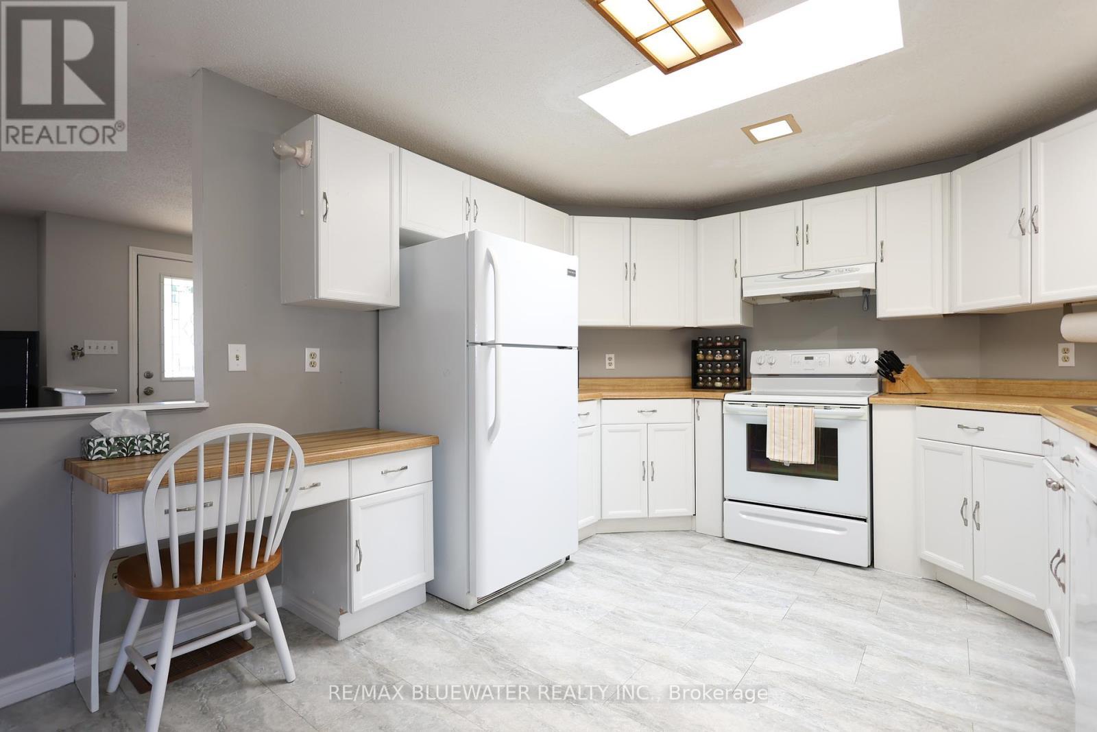 313 Pinetree Lane, South Huron (Stephen), ON - Indoor Photo Showing Kitchen