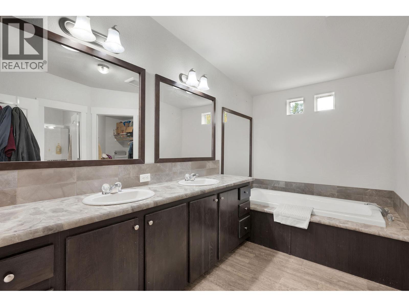 2804 Auldgirth Road, Clearwater, BC