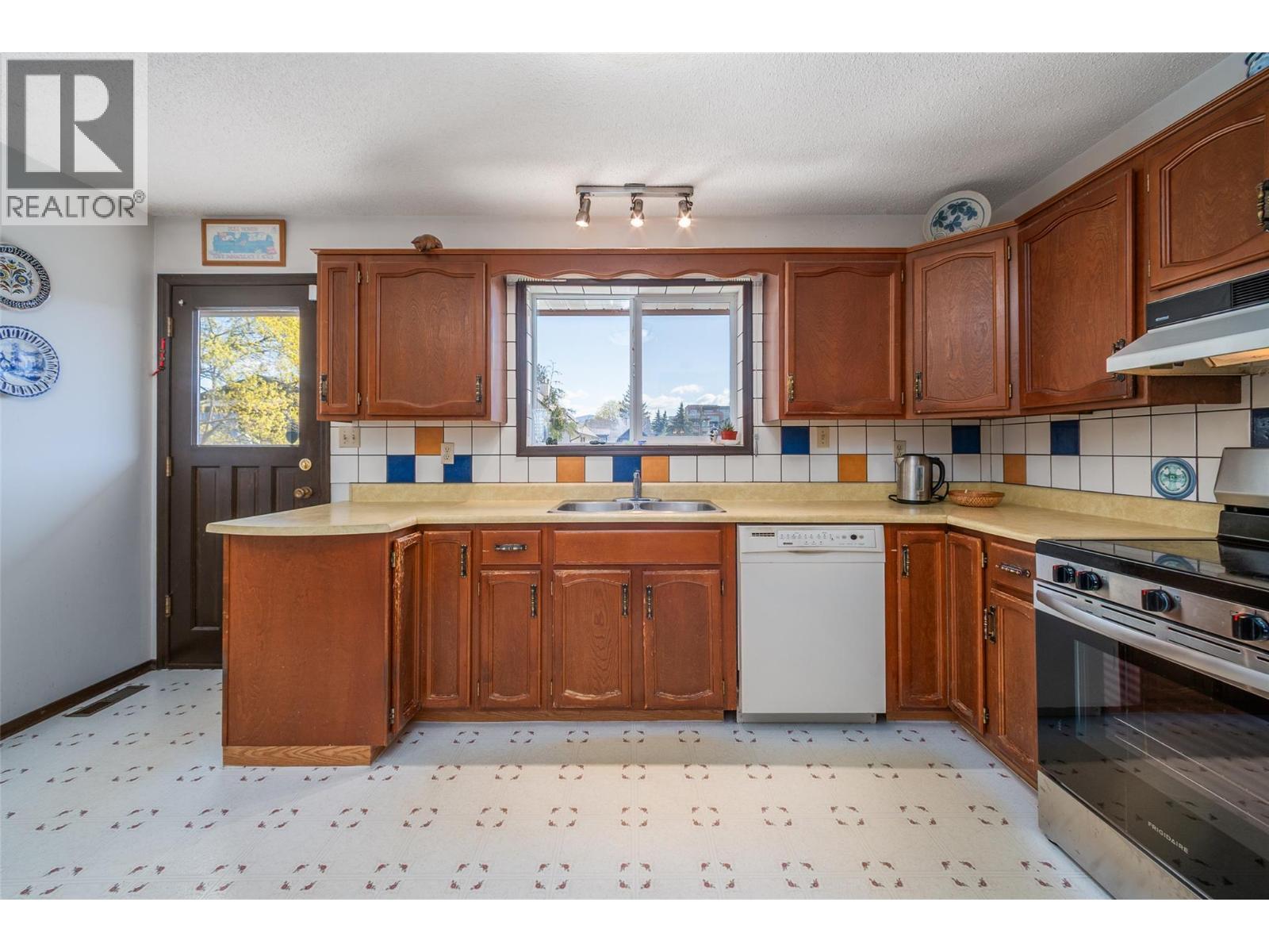2681 Abbott Street, Kelowna, BC - Indoor Photo Showing Kitchen With Double Sink