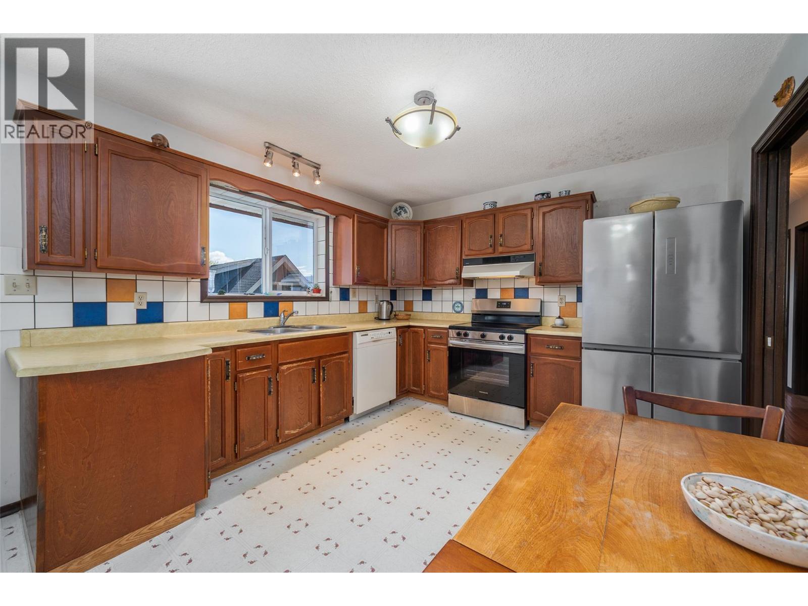 2681 Abbott Street, Kelowna, BC - Indoor Photo Showing Kitchen With Double Sink