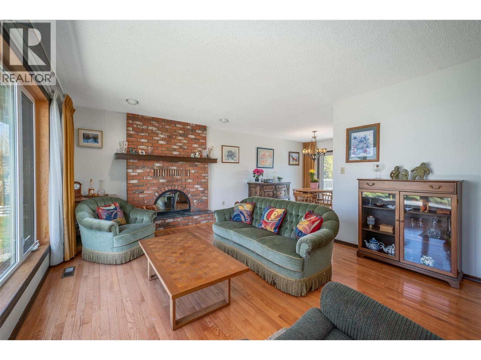 2681 Abbott Street, Kelowna, BC - Indoor Photo Showing Living Room With Fireplace