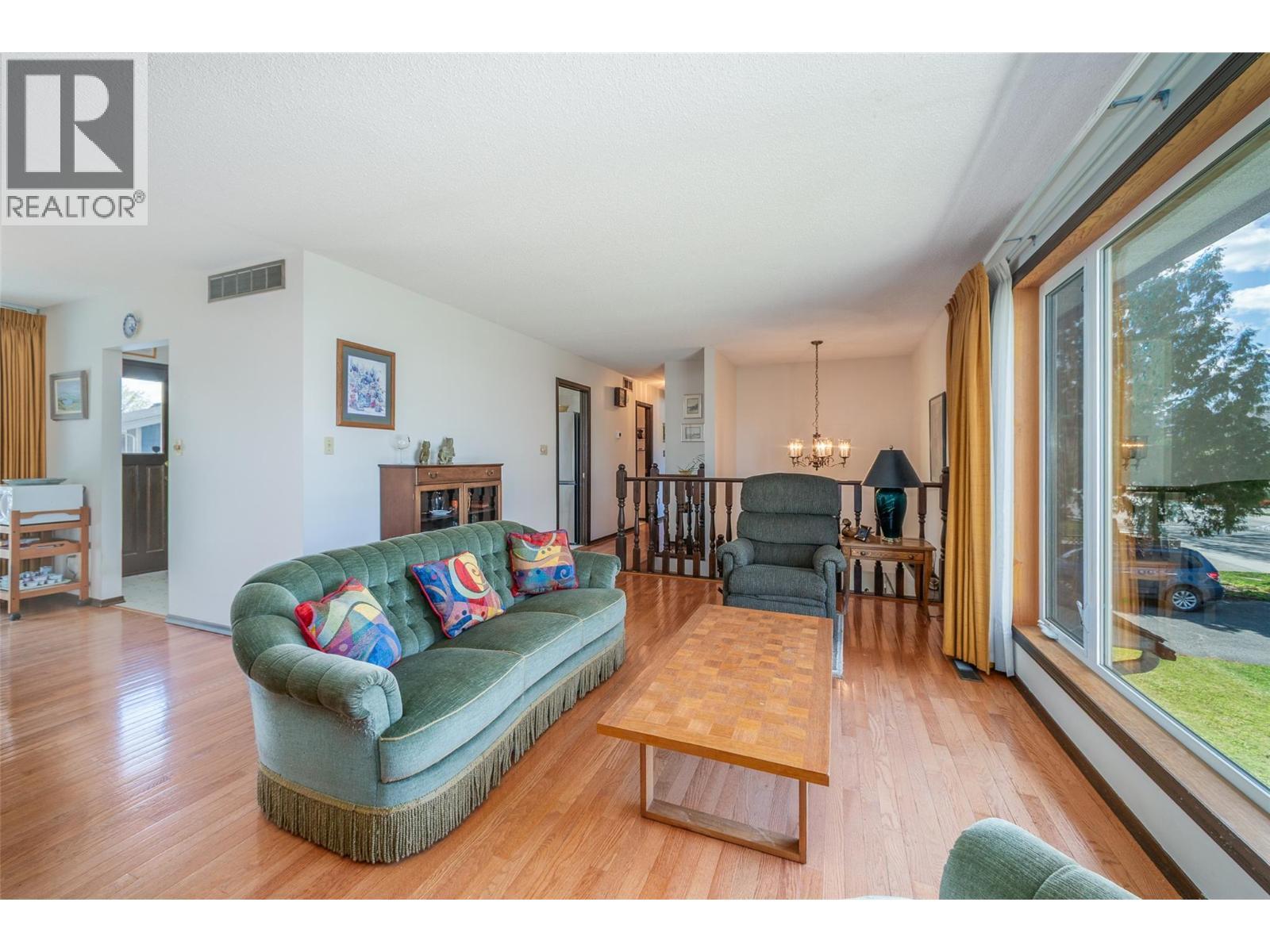 2681 Abbott Street, Kelowna, BC - Indoor Photo Showing Living Room