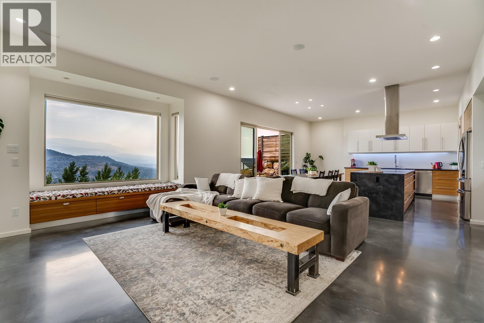 With panoramic city, valley & lake views - 1040 Henderson Drive, Kelowna, BC - Indoor Photo Showing Living Room