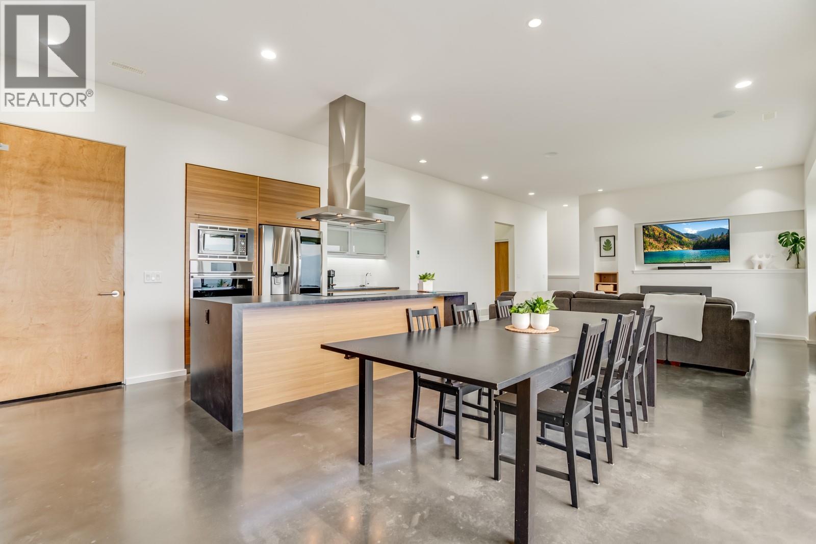 All spaces filled with natural light - 1040 Henderson Drive, Kelowna, BC - Indoor Photo Showing Other Room