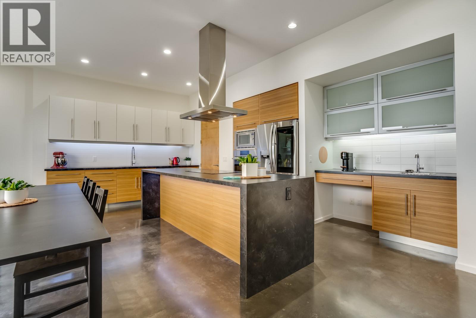 1040 Henderson Drive, Kelowna, BC - Indoor