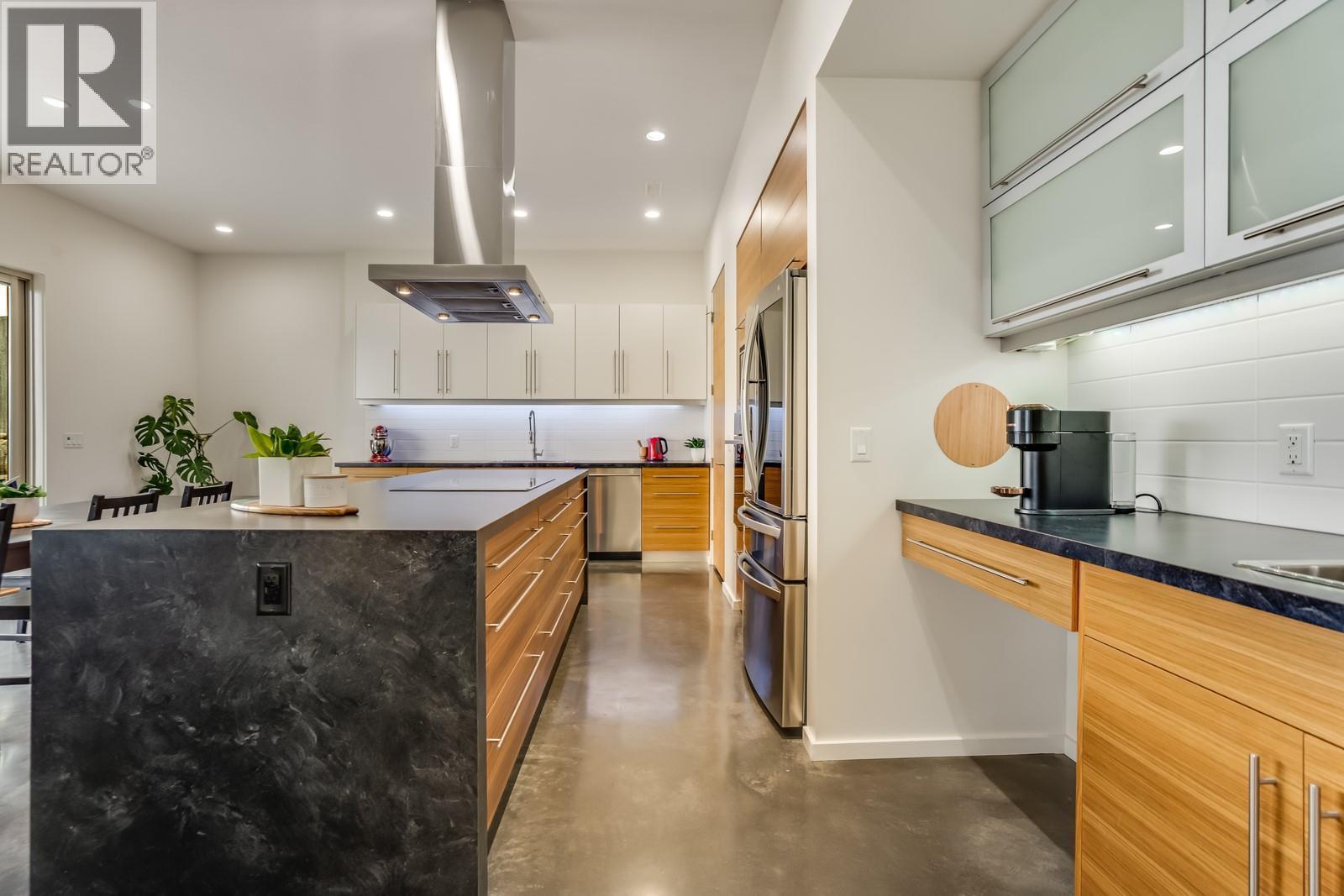 1040 Henderson Drive, Kelowna, BC - Indoor Photo Showing Kitchen