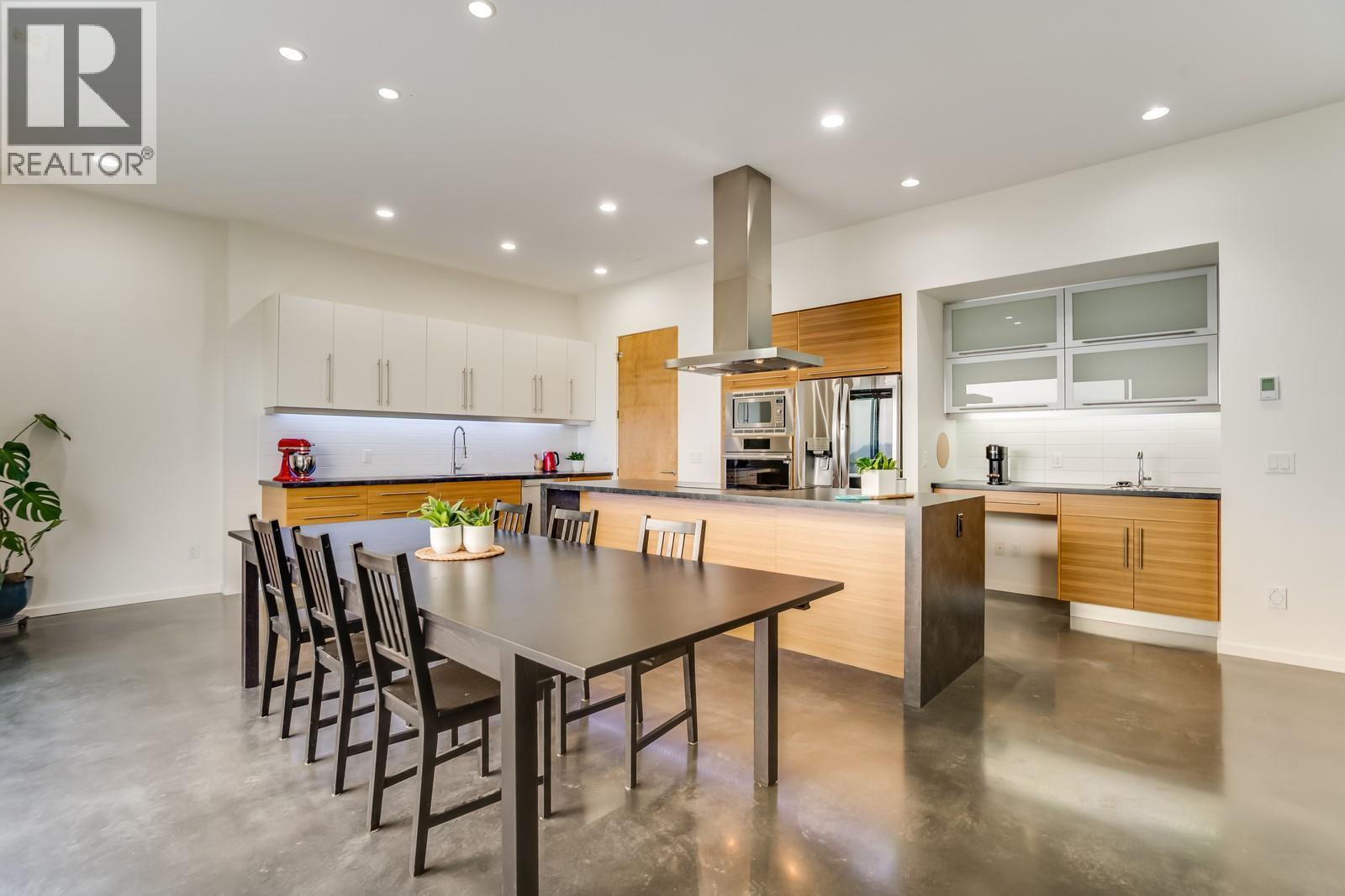 1040 Henderson Drive, Kelowna, BC - Indoor