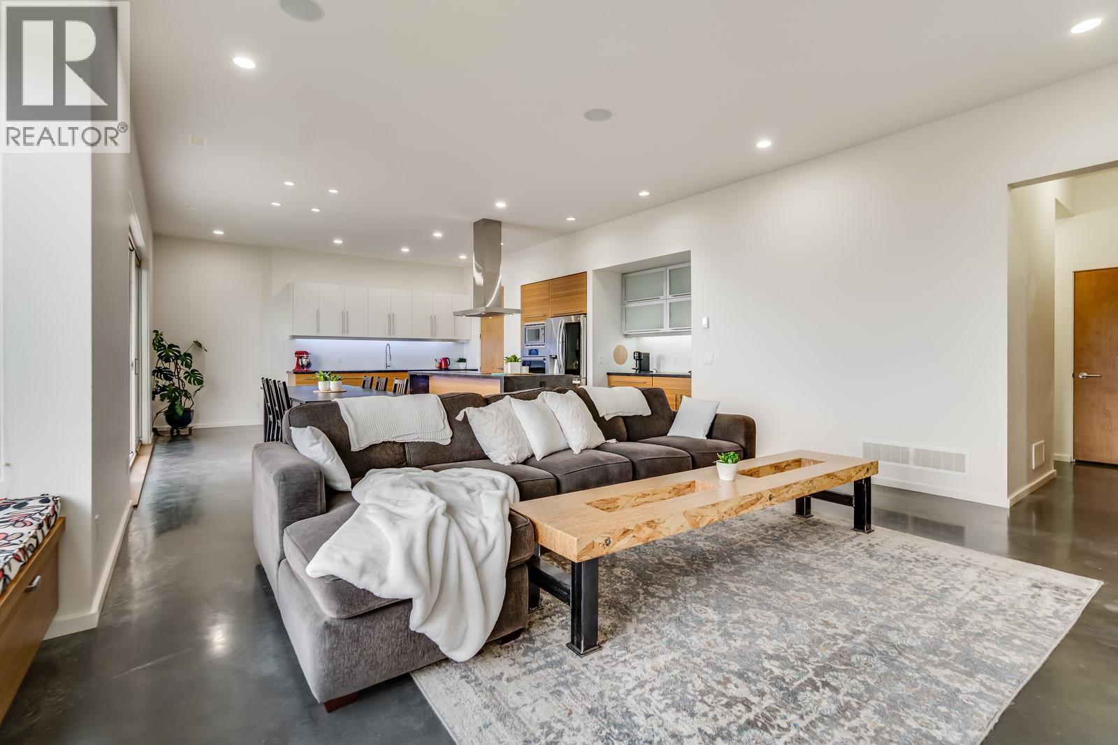 1040 Henderson Drive, Kelowna, BC - Indoor Photo Showing Living Room