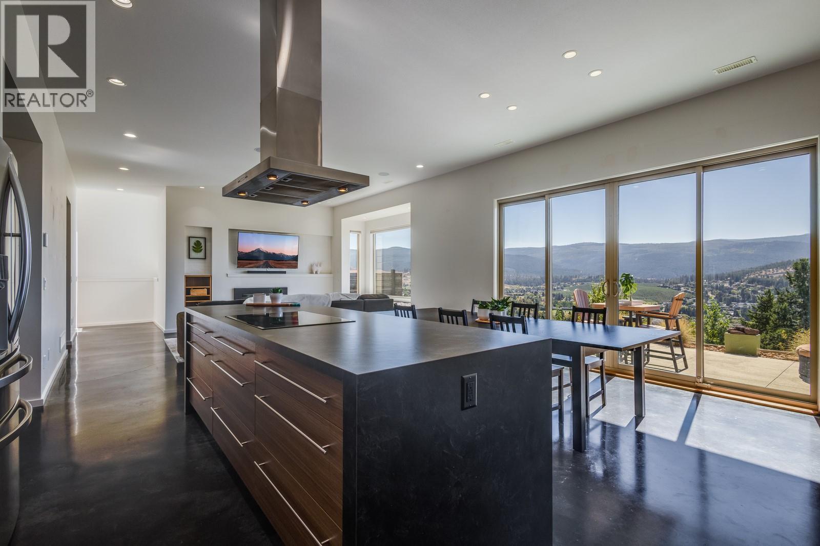 1040 Henderson Drive, Kelowna, BC - Indoor