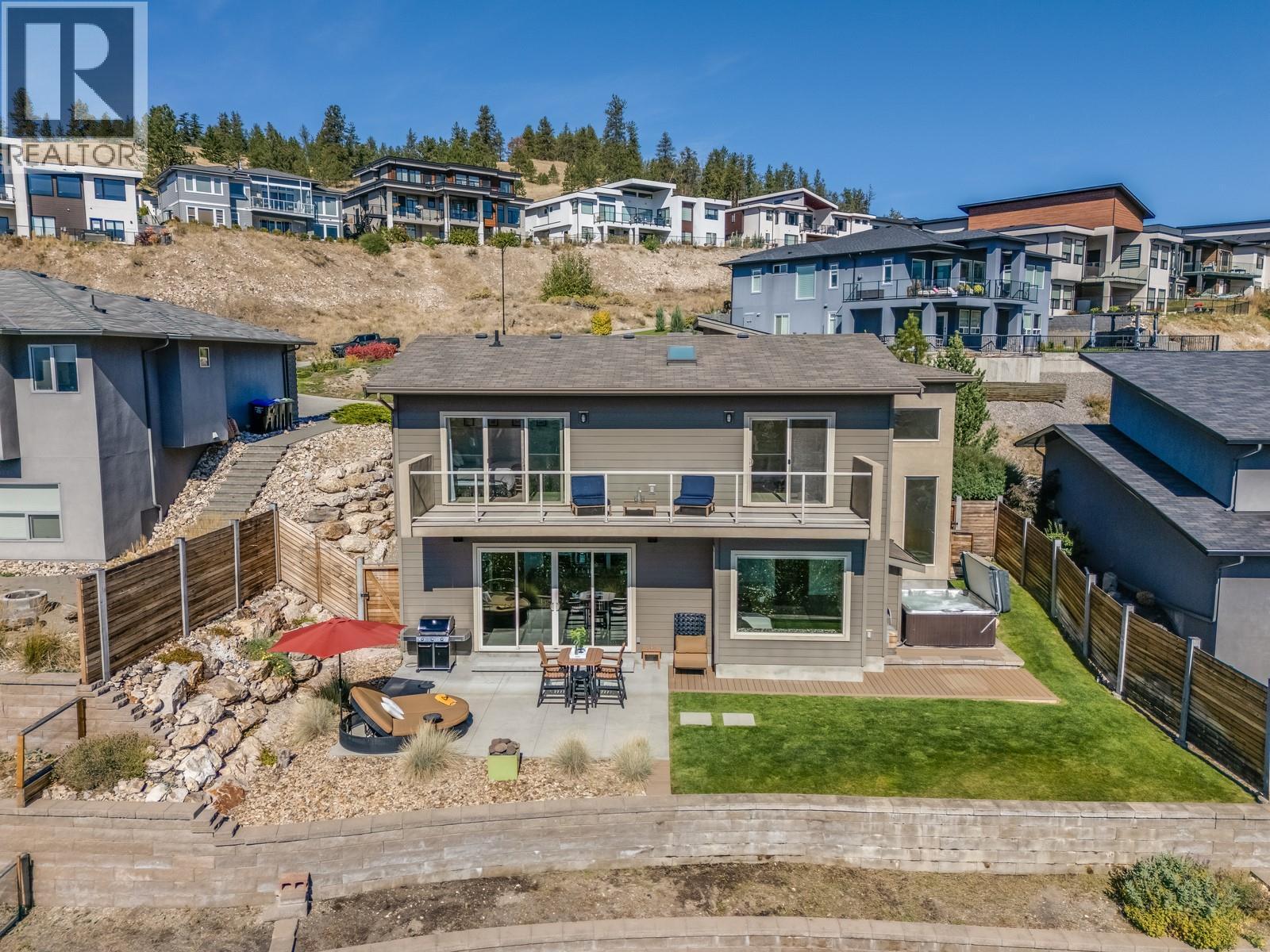 Modern flare home with incredible views - 1040 Henderson Drive, Kelowna, BC - Outdoor