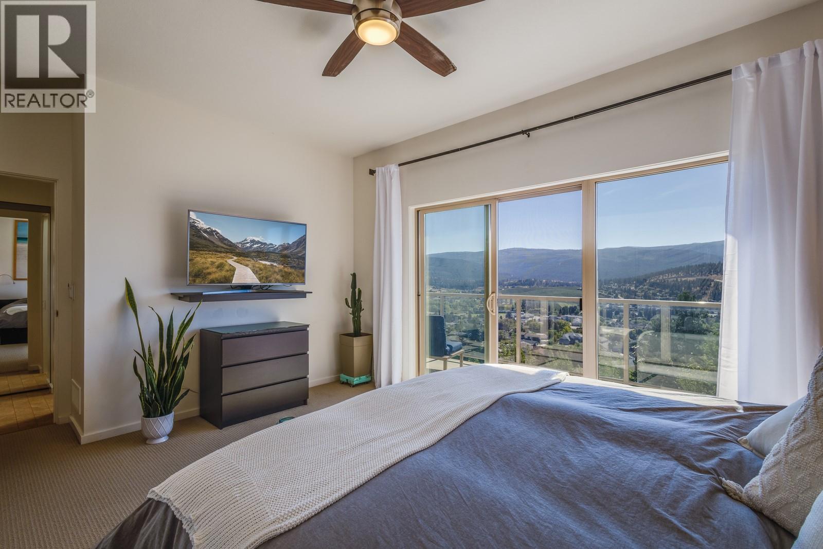 1040 Henderson Drive, Kelowna, BC - Indoor Photo Showing Bedroom