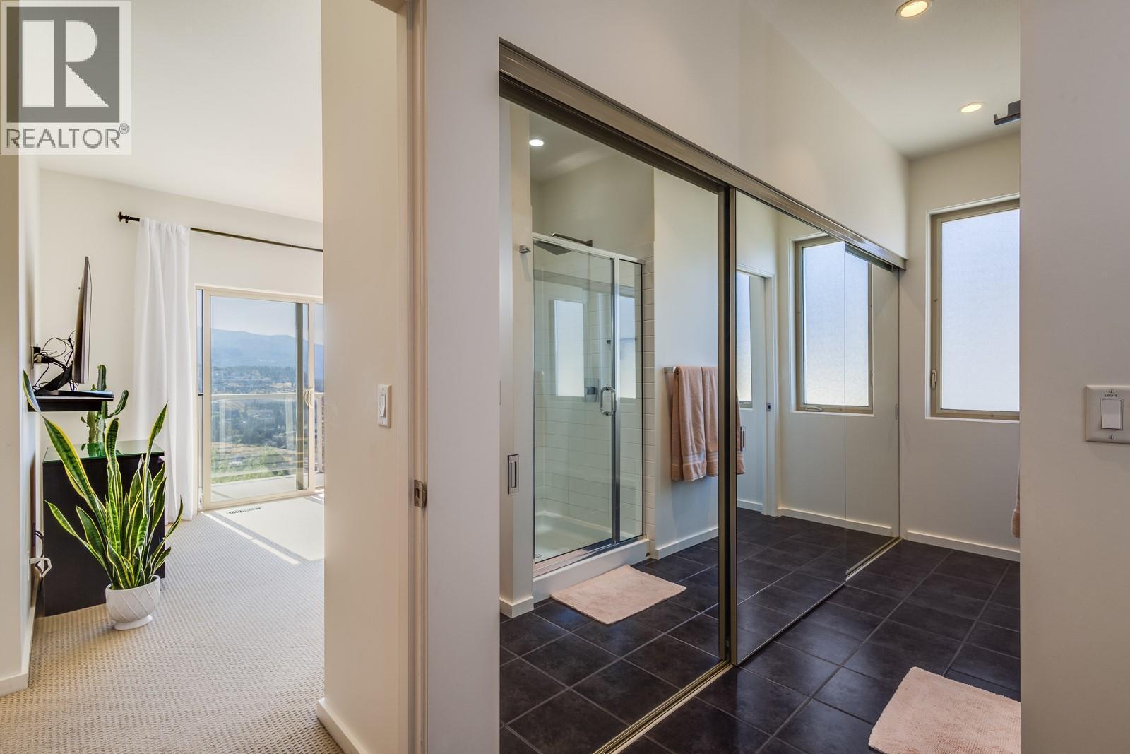 Primary bedroom & ensuite - 1040 Henderson Drive, Kelowna, BC - Indoor Photo Showing Other Room