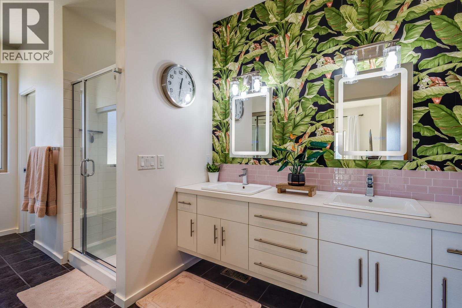 4 piece ensuite with stand up shower - 1040 Henderson Drive, Kelowna, BC - Indoor Photo Showing Bathroom