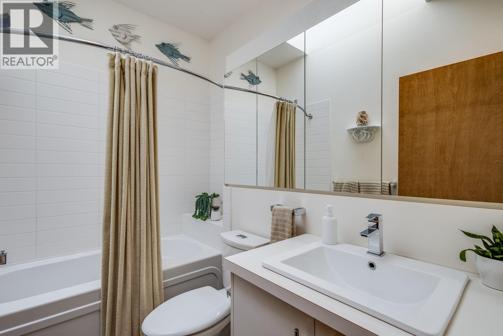 Full bathroom on the upper level for the other two bedrooms - 1040 Henderson Drive, Kelowna, BC - Indoor Photo Showing Bathroom