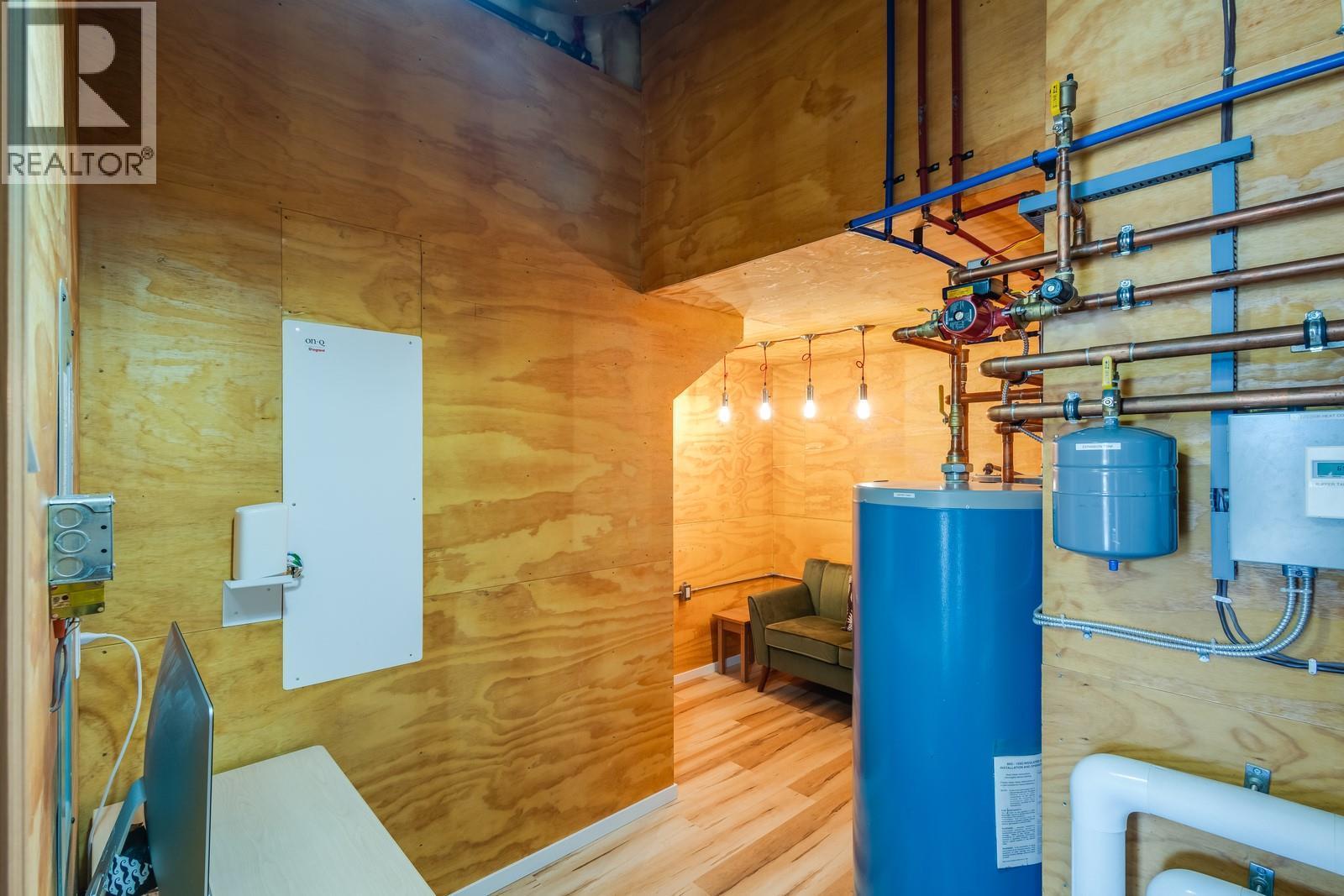 with creative ideas for this space - 1040 Henderson Drive, Kelowna, BC - Indoor