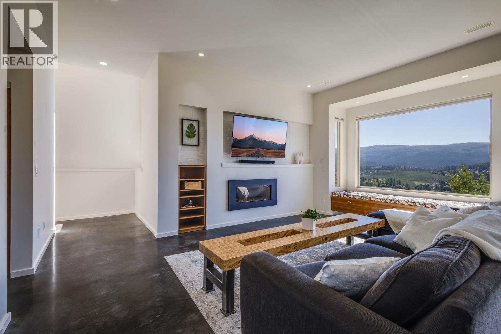 1040 Henderson Drive, Kelowna, BC - Indoor Photo Showing Living Room With Fireplace