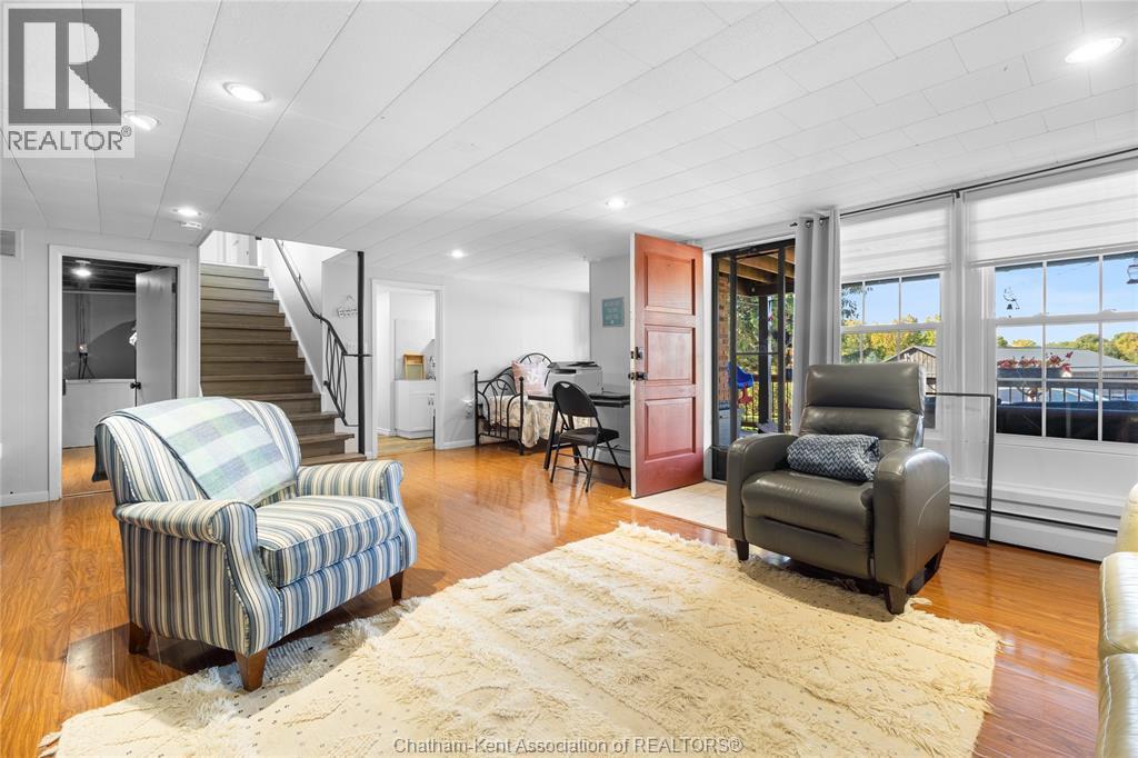 19418 Charing Cross Road, Cedar Springs, ON - Indoor Photo Showing Living Room